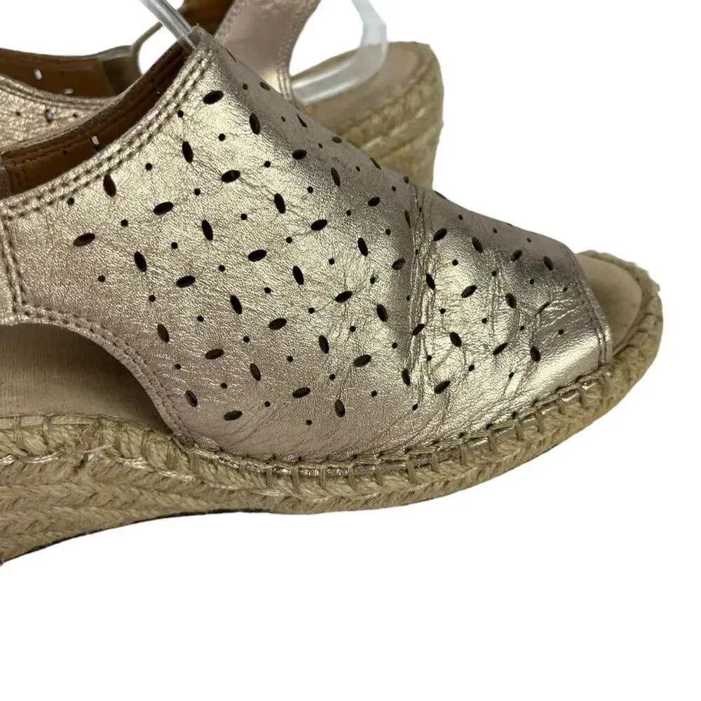 Clarks Artisan Espadrille Wedge Slingback Sandals Gold Perforated Shoes sz 9.5 W